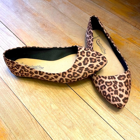 Wide Fit Leopard print Flats. Fit like 8-8.5 wide (says 7.5) - Picture 1 of 2